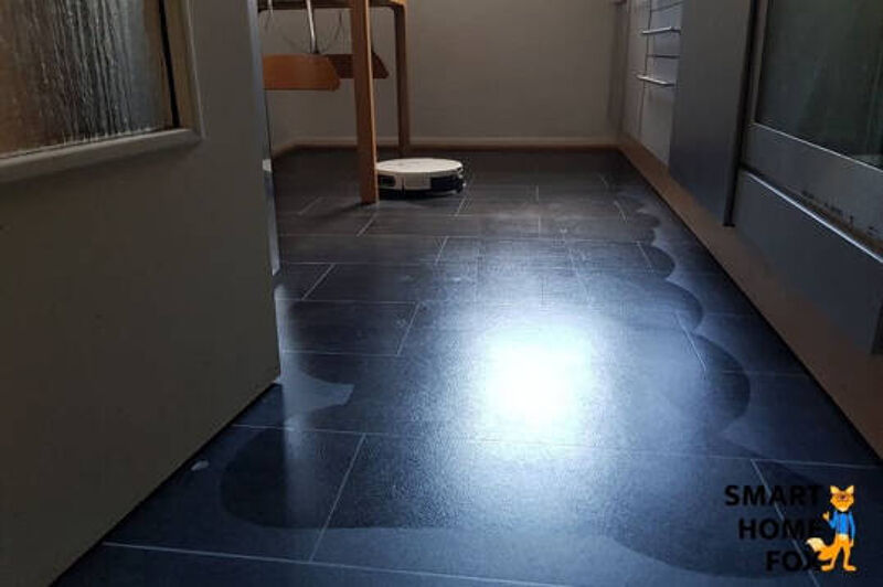 Ein Saug-Wisch-Roboter wischt den Boden in der Küche